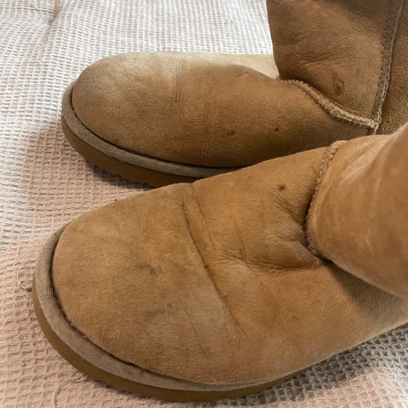 UGG Women’s Classic Short Boot Sand - Picture 3 of 10